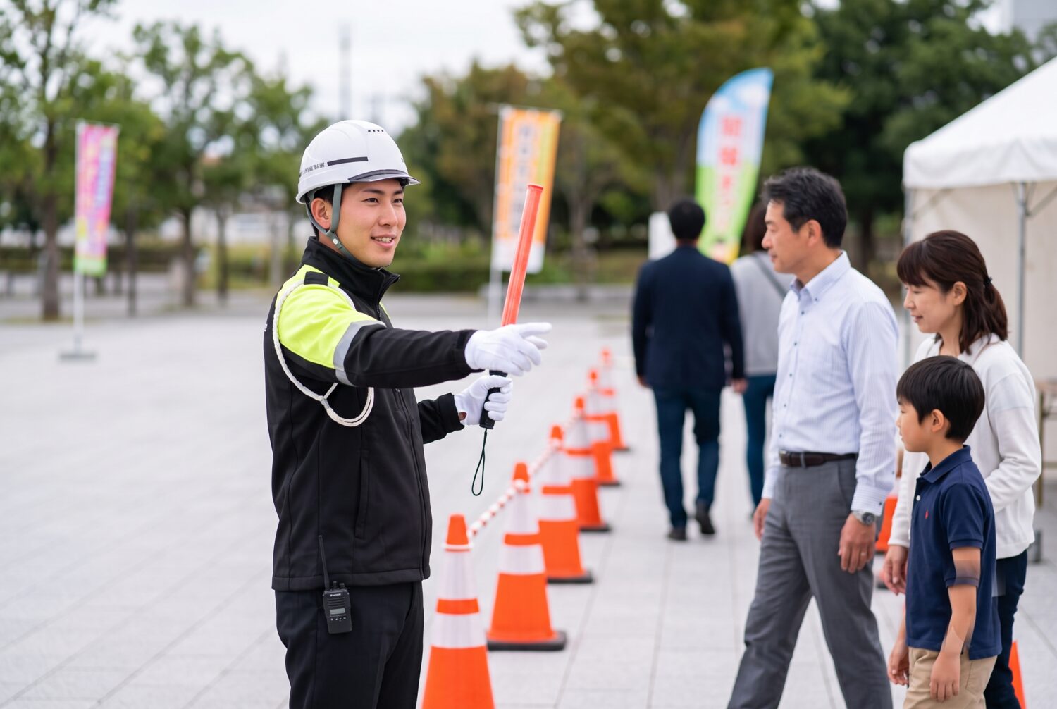 屋外イベント会場で来場者の流れを整理するMOKの警備員